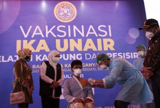 IKA UA Berikan Vaksinasi Kepada Warga Pesisir - GenPI.co JATIM