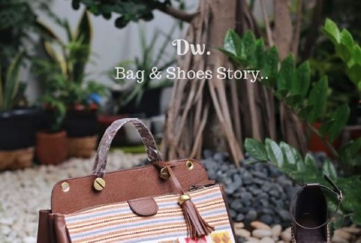 Dewe Gallery Kombinasikan Tas dan Sepatu Kulit dengan Kain Tenun - GenPI.co JATIM