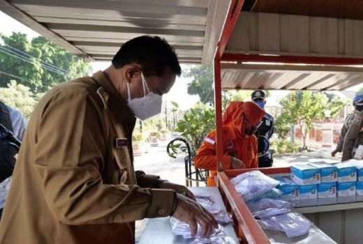 Susu Kemasan dan Masker Gratis di Depan Rumah Dinas Walkot Madiun - GenPI.co JATIM