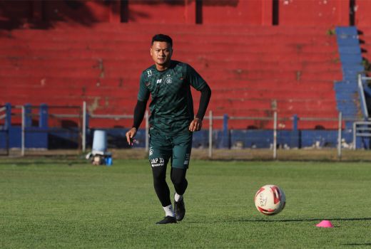 Kiper Persik Buka-Bukaan Alasannya Gunakan Nomor 33 - GenPI.co JATIM