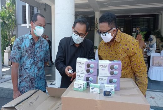 Pemkot Surabaya Dapat Bantuan Ribuan Oximeter dan Ribuan Masker - GenPI.co JATIM
