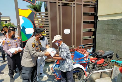 Kabar Baik, Nelayan dan Penggali Makam Dapat Sembako - GenPI.co JATIM
