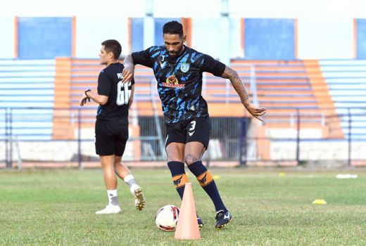 Iwan Setiawan Kebut Kembalikan Fisik Pemain Jelang Liga 1 - GenPI.co JATIM