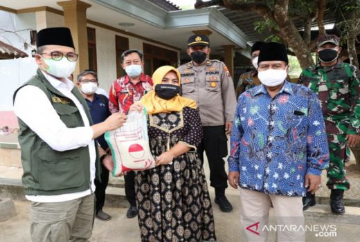 4 Desa di Bangkalan Terima Sembako - GenPI.co JATIM