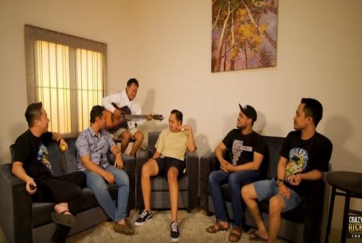 Crazy Rich Kampoeng Bagi-Bagi Uang, Total Puluhan Juta - GenPI.co JATIM