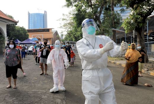 Mengejutkan, Eri Cahyadi Tiba-tiba Kenakan APD Serba Putih - GenPI.co JATIM