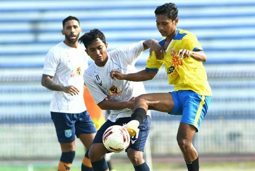 Persela vs PSHW Babat 3-0, Iwan Setiawan Belum Puas - GenPI.co JATIM