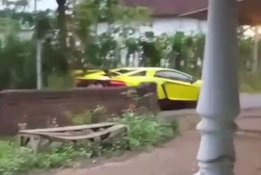 Heboh Lamborghini Kuning Melintas di Jalanan Sempit Desa - GenPI.co JATIM