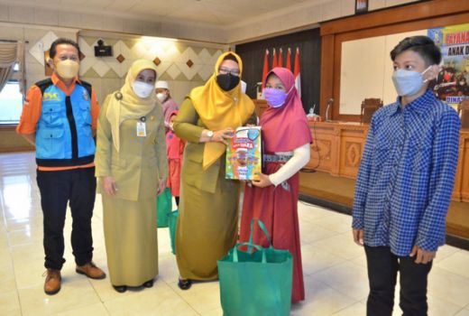 Kabar Gembira! Anak Yatim Piatu dapat Beasiswa - GenPI.co JATIM