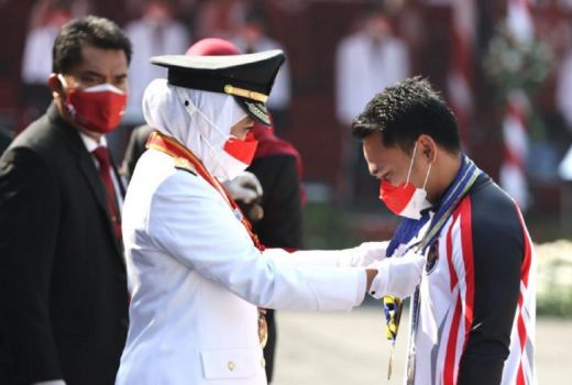 Sumbang Medali, Eko Yuli Dikalungi Tanda Kehormatan Tertinggi - GenPI.co JATIM