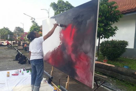 Peringati HUT ke-76 RI, Pelukis Blitar Buat Karya Penuh Filosofi - GenPI.co JATIM