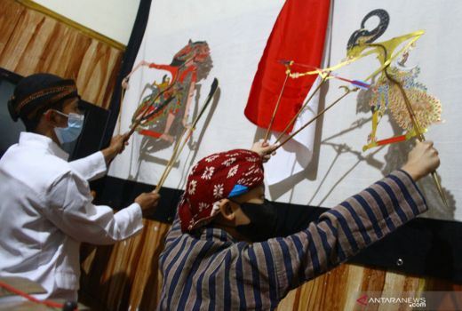 Dalang Cilik Gelar Pertunjukan Wayang, Temanya Keren Banget - GenPI.co JATIM