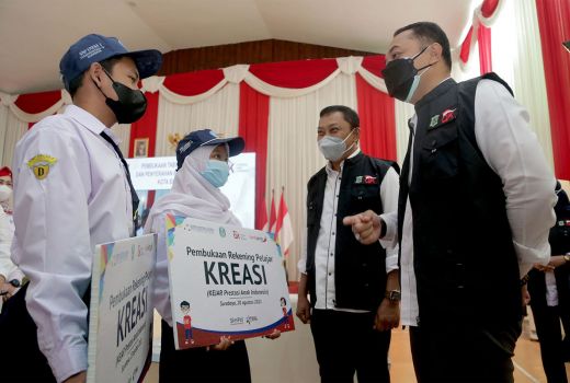 OJK Gerojok Ratusan Juta untuk Pelajar Surabaya - GenPI.co JATIM