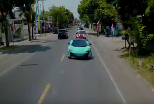 Supercar Belah Jalanan Tulungagung, Bagi Bansos - GenPI.co JATIM