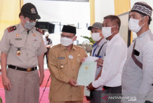 Nelayan Terima Sertifikat Tanah, Bung Karna: Manfaatkan Usaha - GenPI.co JATIM
