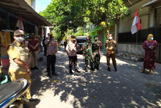 Satgas Covid-19 Gresik Bujuk Warga Jalani Isoter, Hasilnya? - GenPI.co JATIM