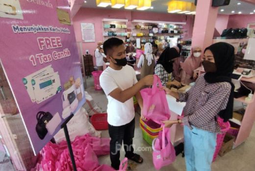 Crazy Rich ini Bagi Tas Gratis, Alasannya Bikin Geleng-geleng - GenPI.co JATIM