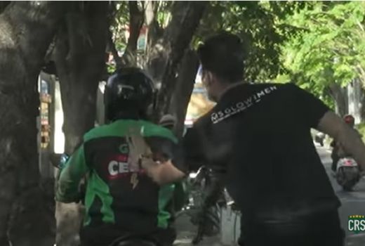Crazy Rich Surabaya Beraksi, Tempelkan Uang di Punggung Orang - GenPI.co JATIM