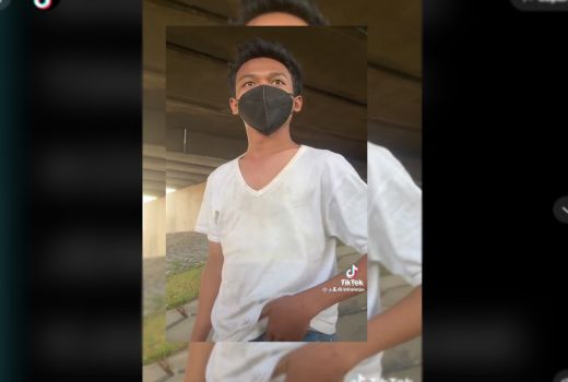 Polisi Beri Uang ke Pemuda Kolong Jembatan, Bikin Mewek - GenPI.co JATIM