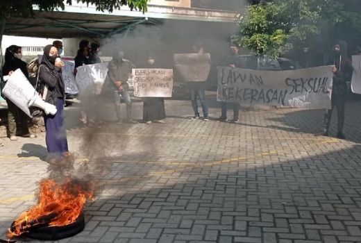 Gara-gara Dosen Cabul, Mahasiswa IAIN Kediri Marah Serbu Rektorat - GenPI.co JATIM