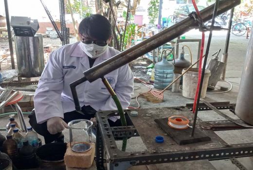 Top! Limbah Sarung Tangan Lateks Ini Dijadikan Bahan Bakar Diesel - GenPI.co JOGJA