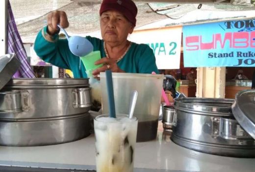 Berusia Lebih Setengah Abad, Nenek ini Tetap Kreatif Olah Kuliner - GenPI.co JATIM