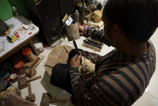 Topeng Karya Seniman Kediri ini Keren, Peminatnya Sampai Italia - GenPI.co JATIM