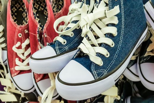 Cuci Sepatu Kesayangan Agar Awet, Seperti ini Caranya - GenPI.co JATIM