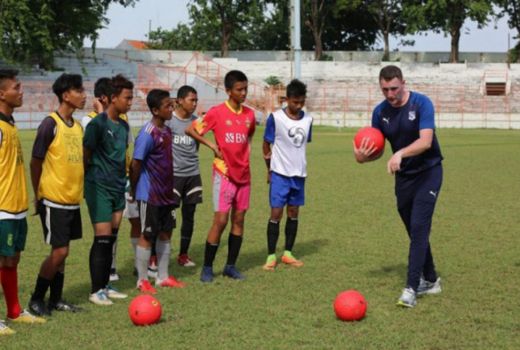 Sepak Bola Surabaya Jalin Kerjasama Trenmere Rover FC Liverpool - GenPI.co JATIM