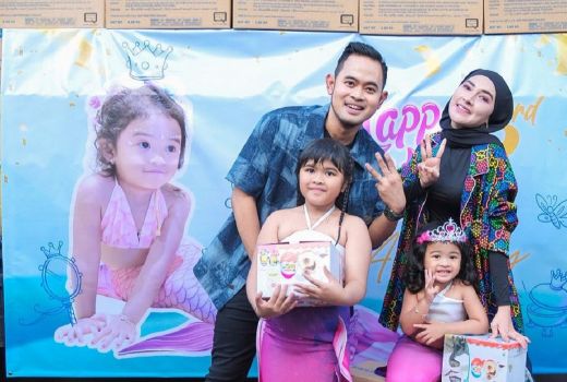 Hanya Kenakan Piyama, Gaya Crazy Rich Malang Keren Banget - GenPI.co JATIM