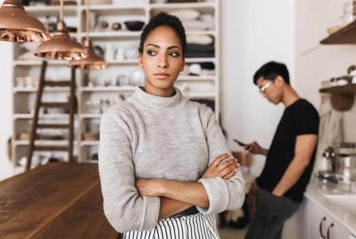 Punya Pacar Posesif? Simak Cara Menghadapinya - GenPI.co JATIM