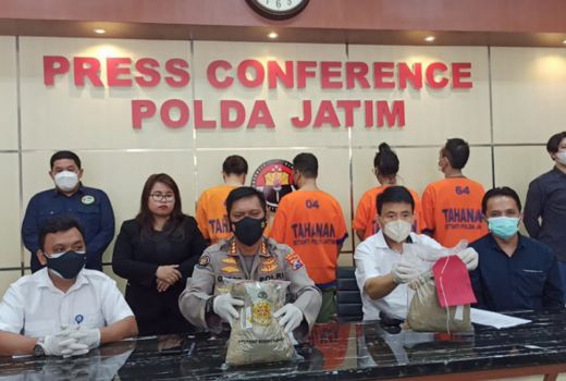 Polda Jatim Bekuk 4 Pengedar Sabu, Kini Hanya Bisa Menunduk - GenPI.co JATIM