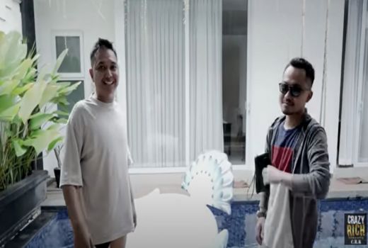 Dikira Tak Naik Pesawat, Crazy Rich Kediri Ketemu Firza di Villa - GenPI.co JATIM