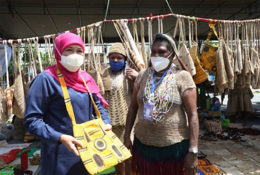 Khofifah Siap Bantu Kembangkan UKM Karya Masyarakat Papua - GenPI.co JATIM