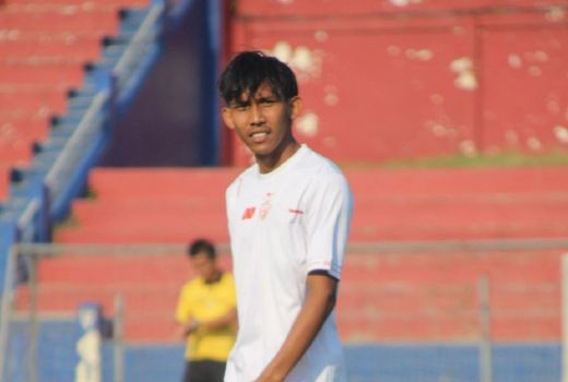 Loncatan Gila Bek Persik, Petik Mangga Gunakan Sundulan - GenPI.co JATIM