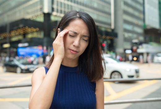Kedutan Alis Jangan Disepelekan, Tanda Alarm Tubuh - GenPI.co JATIM