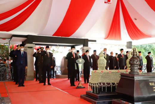 Ziarah ke Makam Pencetus Jembatan Suramadu, Emil: Tokoh Panutan - GenPI.co JATIM