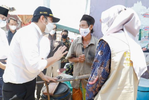 Blusukan ke Bangkalan, Emil Elestianto Bujuk Penjual Es Divaksin - GenPI.co JATIM