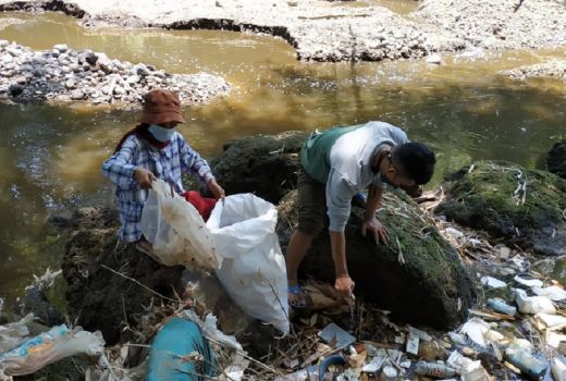 Komunitas Peduli Lingkungan Bersihkan Sungai Bulusari Pasuruan - GenPI.co JATIM