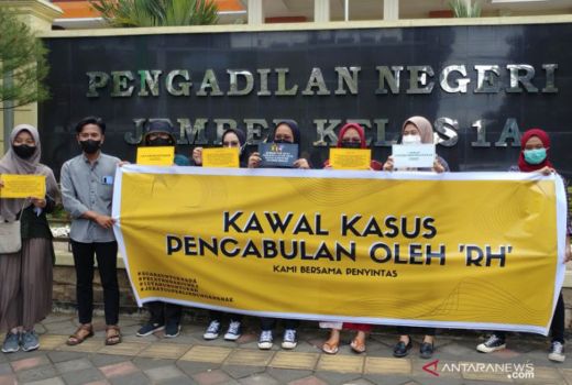 Aktivis Jember Berkumpul di PN, Kawal Kasus Pencabulan Dosen Unej - GenPI.co JATIM