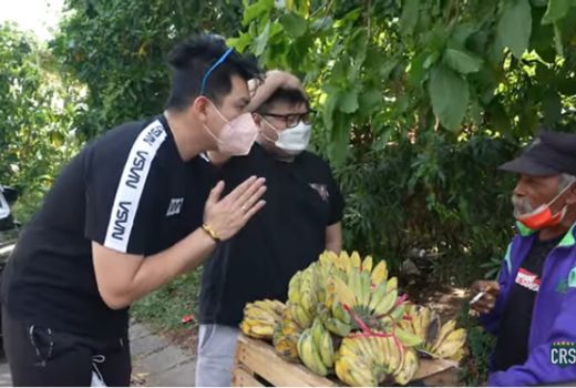 Crazy Rich Surabaya Beraksi Lagi, Pedagang Pisang Langsung Cuan - GenPI.co JATIM
