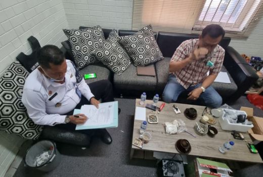 Terima Paket Misterius, DD Tak Berdaya Saat Ditanya Petugas Lapas - GenPI.co JATIM