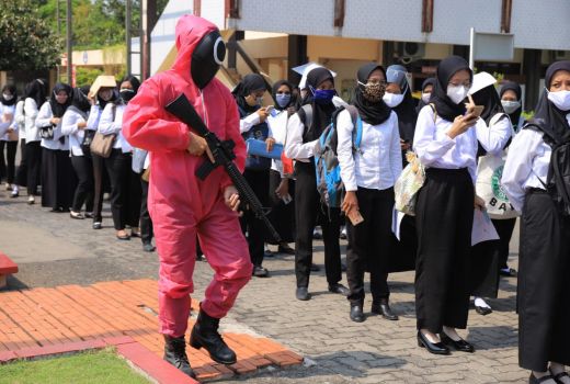 Tentara Squid Game Terlihat di Kemenkumham Jatim, Ada Apa? - GenPI.co JATIM