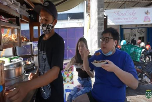 Steven Ndut Beraksi, Borong Batagor, Traktir Para Pembeli - GenPI.co JATIM