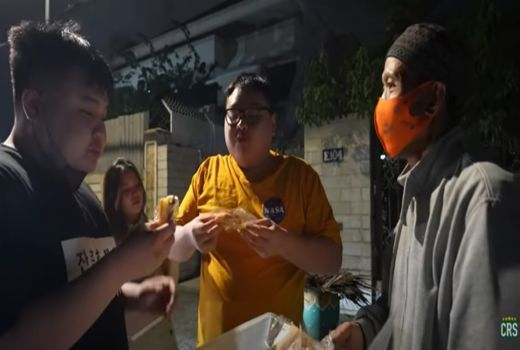 Duo Crazy Rich Surabaya Beraksi, Borong Donat Kentang, Salut! - GenPI.co JATIM