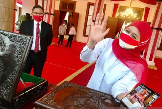 Khofifah Siap jadi Relawan Uji Klinis Vaksin Merah Putih Unair - GenPI.co JATIM