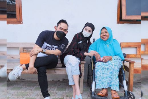 Crazy Rich Malang Beri Gelang Emas untuk Ibu Trimah - GenPI.co JATIM