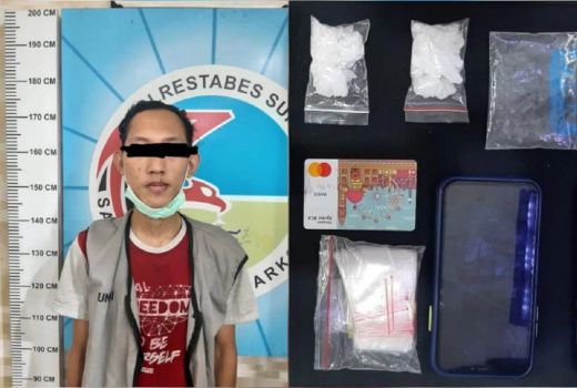 Hendak Masuk Rumah, Pemuda Surabaya ini Dikejutkan Polisi - GenPI.co JATIM