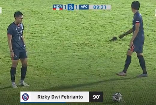 Arema vs Madura United 2-1, Eduardo Almeida Beri Pujian ke Pemain - GenPI.co JATIM