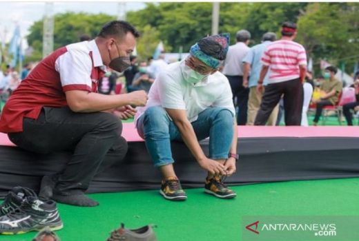 Sepatu Produksi Lokal Batik Bupati Pamekasan ini Keren Banget - GenPI.co JATIM